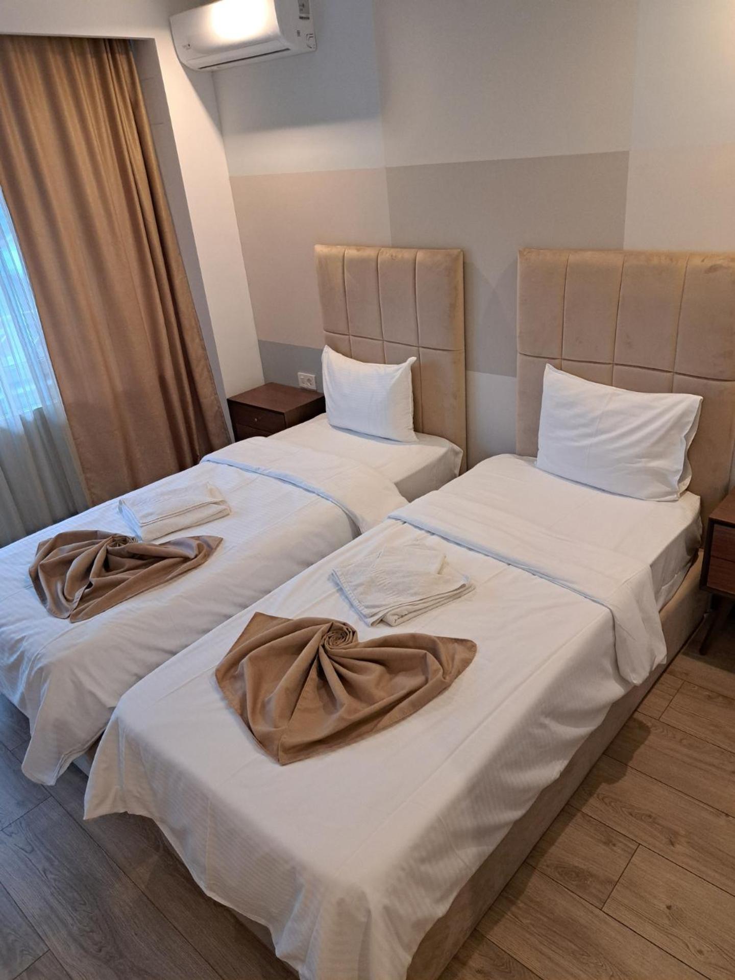 Artemis Hotel Baile Herculane Bagian luar foto
