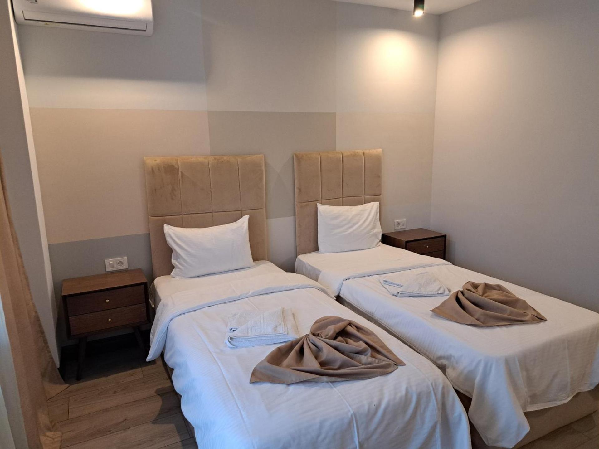 Artemis Hotel Baile Herculane Bagian luar foto