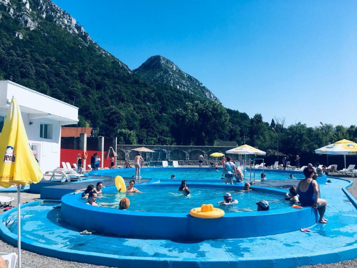 Artemis Hotel Baile Herculane Bagian luar foto